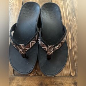 Vionic Hightide sandals in brown tan and black. Like new. Size 9